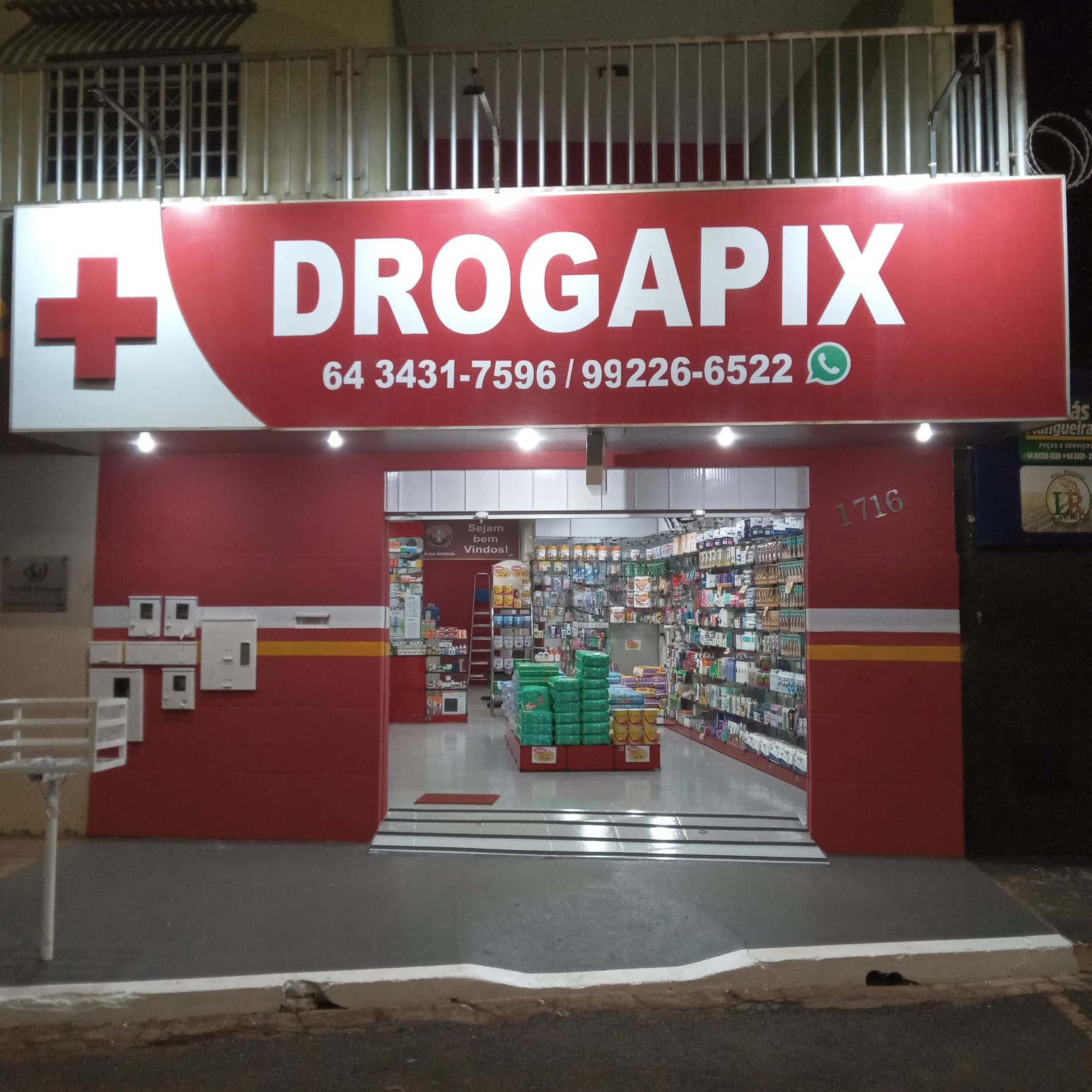 Interior moderno da Drogapix - farmácia digital em Itumbiara